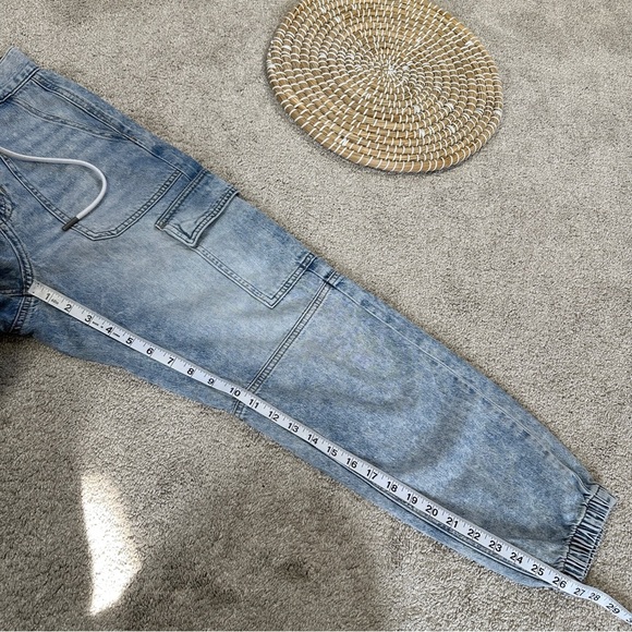 American Eagle Women’s Super High Waisted Cargo Denim Jogger Jeans in Ice Blue 4 - Picture 15 of 16